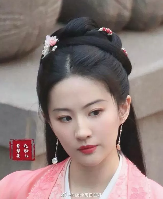 85花最新路透刘亦菲，杨幂开心吃毛豆，刘亦菲换成细眉跟景甜有点像哎