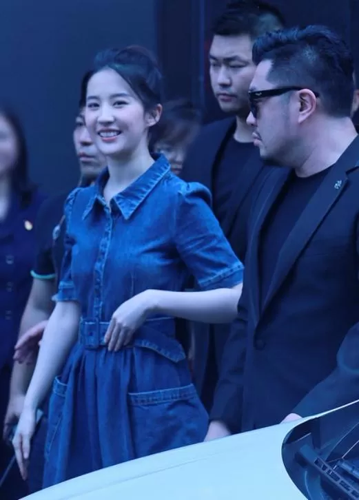 胖了两年,刘亦菲终于瘦了!