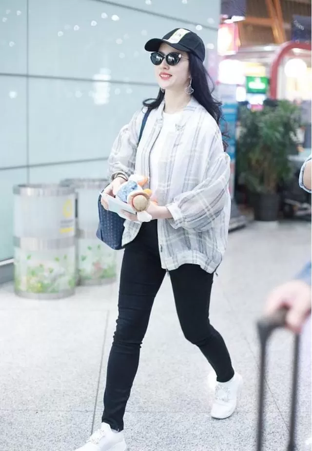 刘亦菲私下打扮像名媛刘亦菲，精致妆容配墨镜，可惜紧身裤太显真实腿型