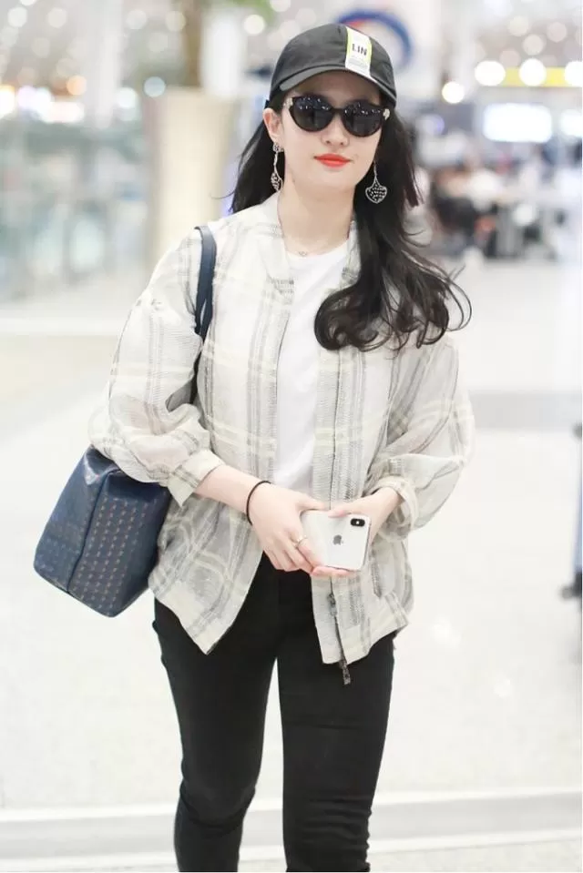 刘亦菲私下打扮像名媛刘亦菲，精致妆容配墨镜，可惜紧身裤太显真实腿型