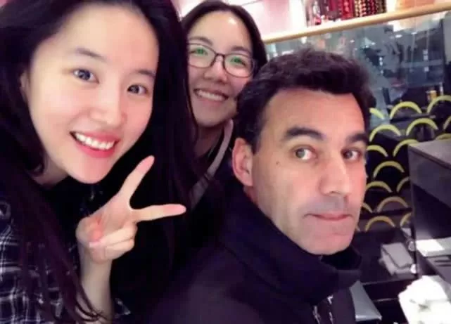 刘亦菲久违晒自拍,素颜出境开心比V美翻了