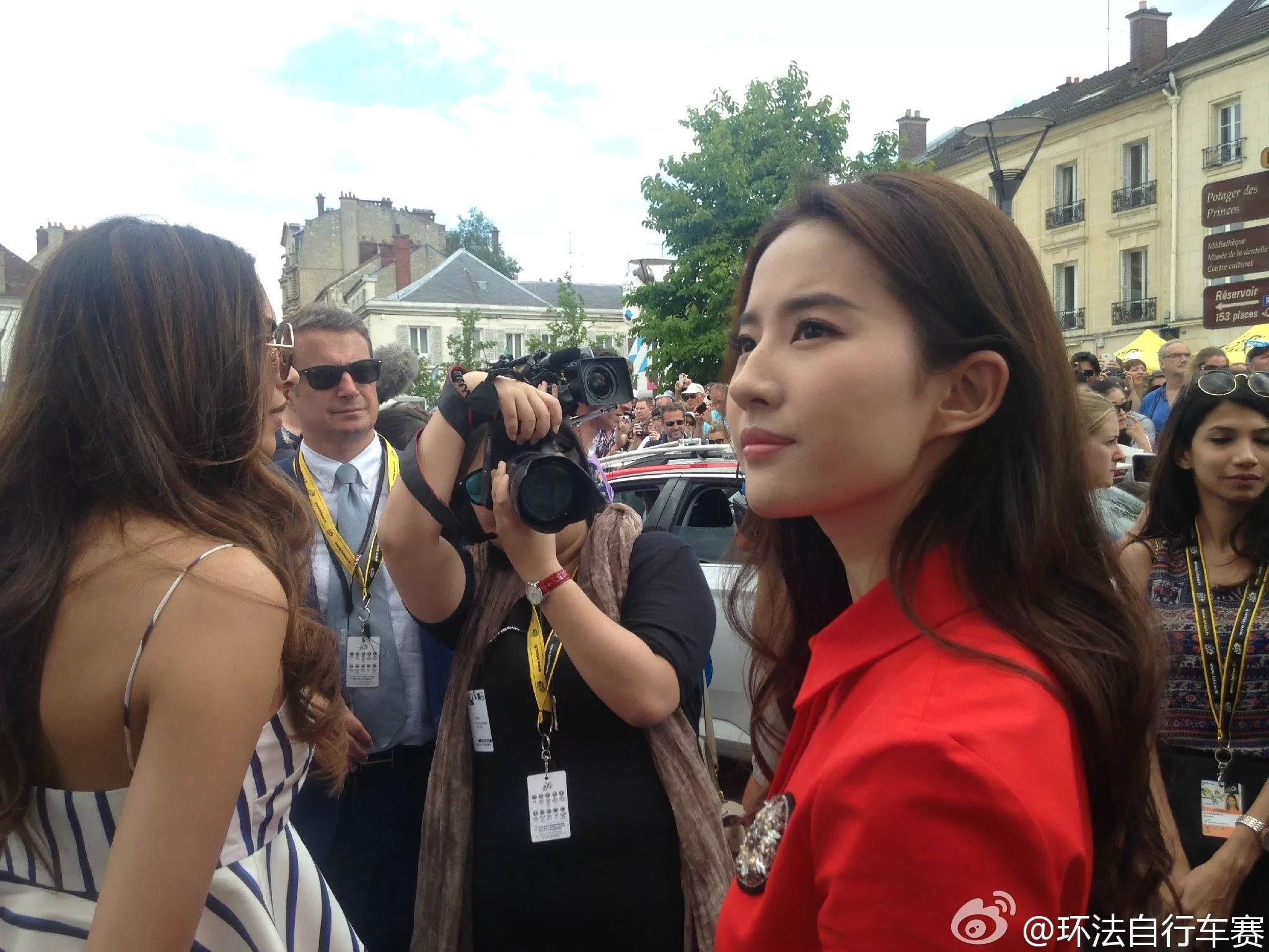 刘亦菲帅气红裙亮相法国 见证环法自行车赛重要时刻