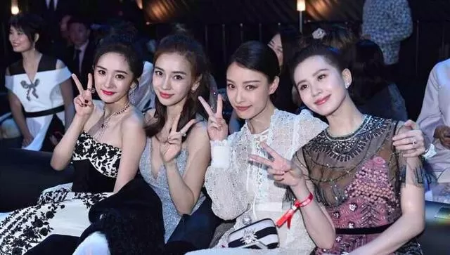 85花最新路透刘亦菲，杨幂开心吃毛豆，刘亦菲换成细眉跟景甜有点像哎