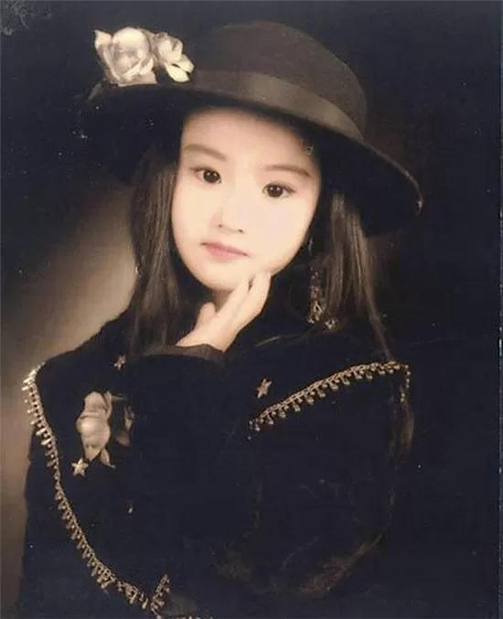 女星的童年照,杨幂可爱,刘亦菲气质,娜扎精