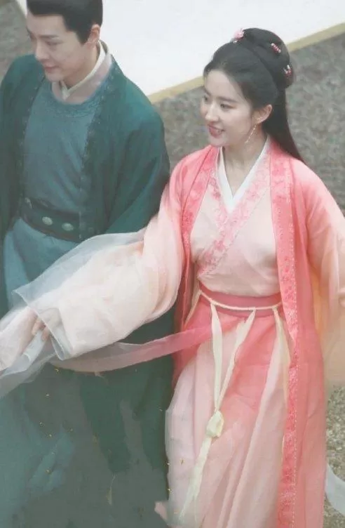 刘亦菲新剧造型曝光刘亦菲,“小龙女”与陈晓在船上激吻,梦回赵灵儿