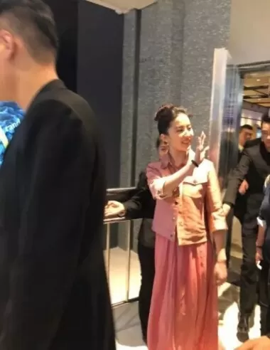 刘亦菲久违晒自拍,素颜出境开心比V美翻了