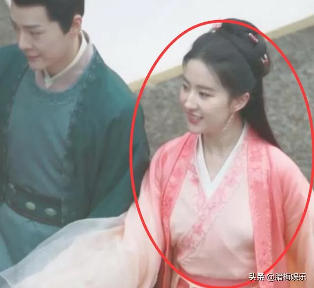 刘亦菲《梦华录》路透刘亦菲,细看她生图下的五官,和十年前差距很明显
