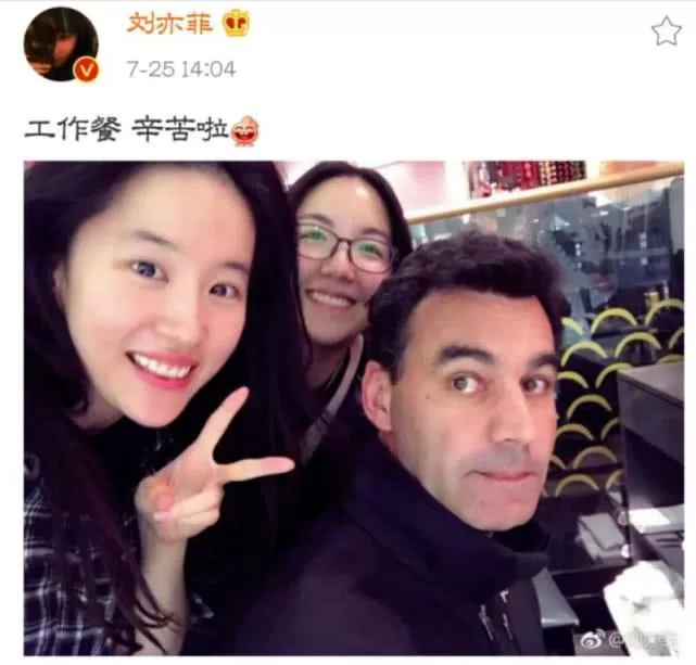 刘亦菲久违晒自拍,素颜出境开心比V美翻了