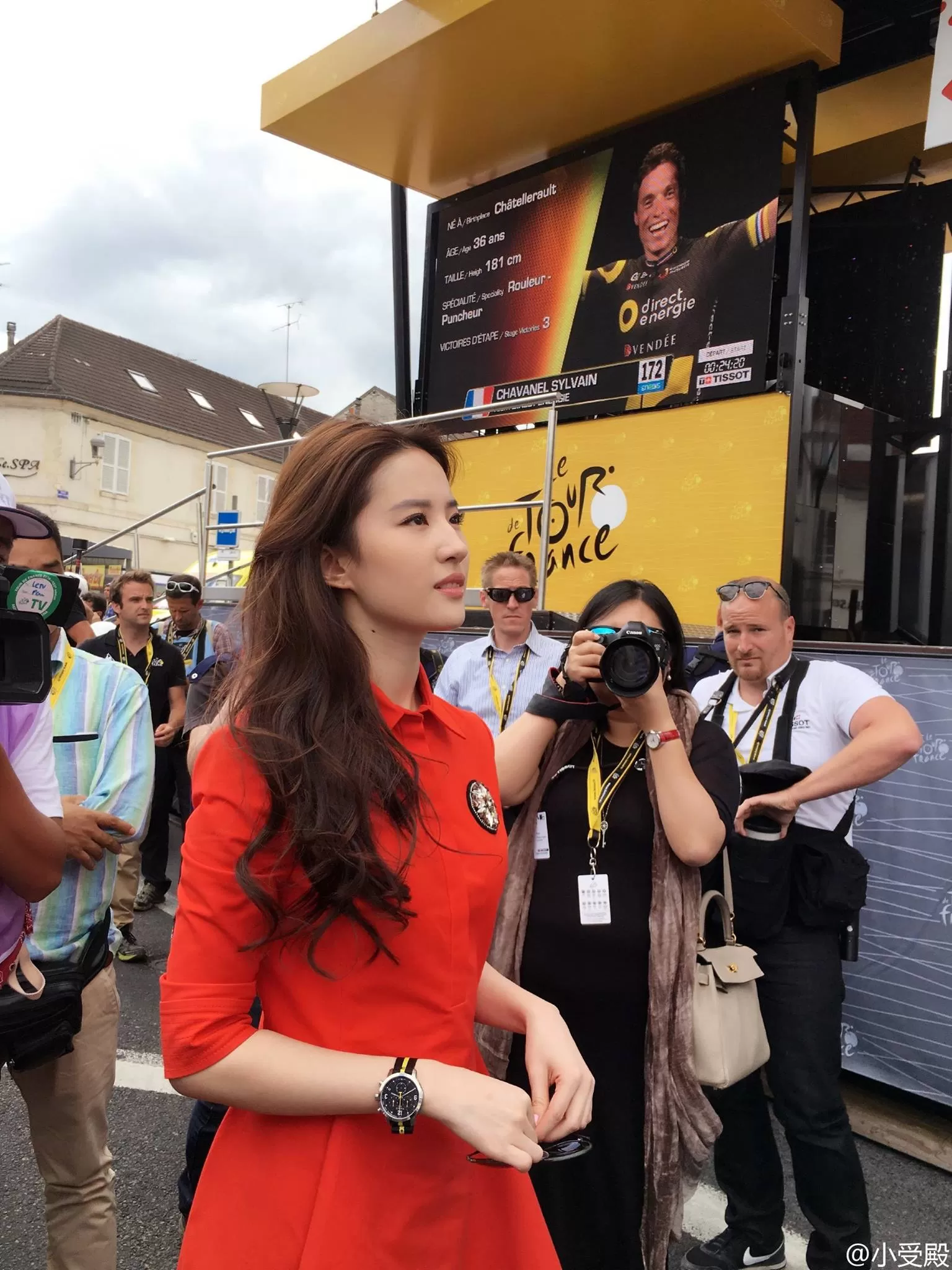 刘亦菲帅气红裙亮相法国 见证环法自行车赛重要时刻