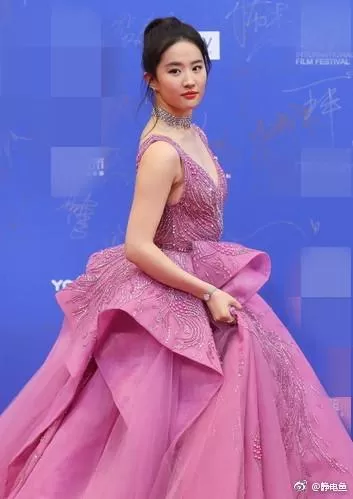 胖了两年,刘亦菲终于瘦了!