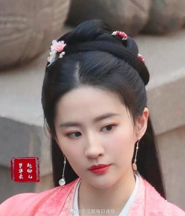 85花最新路透刘亦菲，杨幂开心吃毛豆，刘亦菲换成细眉跟景甜有点像哎