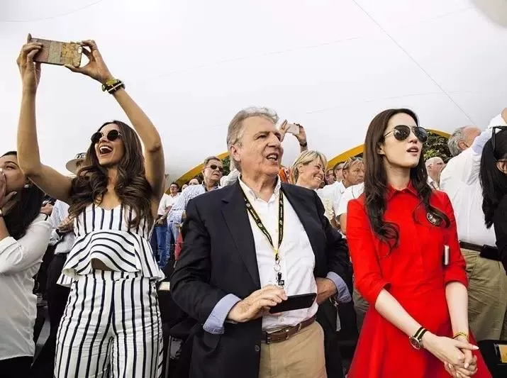 刘亦菲帅气红裙亮相法国 见证环法自行车赛重要时刻