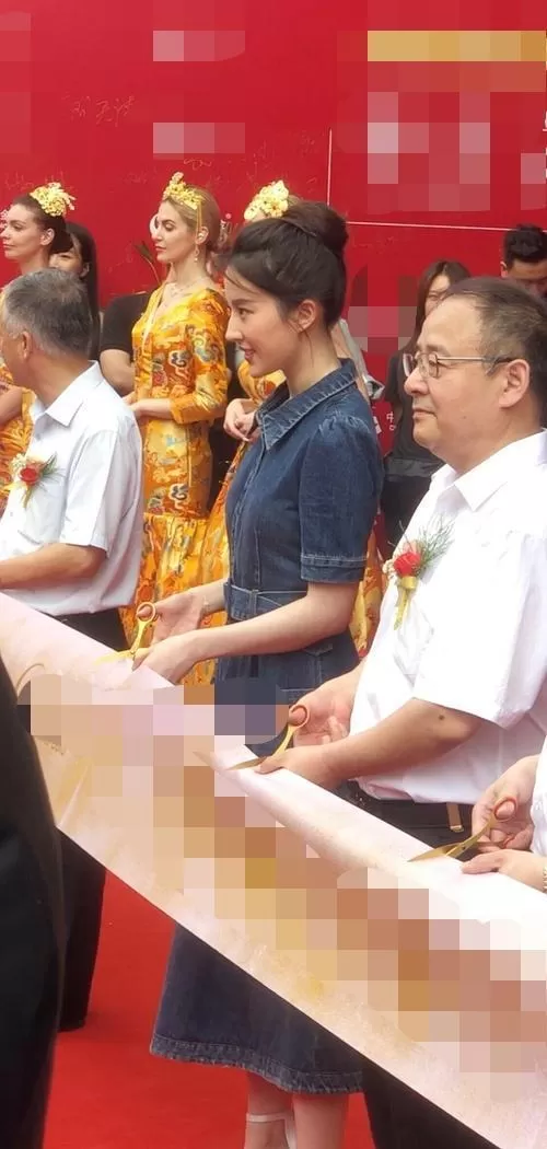 胖了两年,刘亦菲终于瘦了!