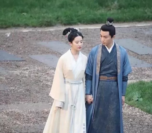 刘亦菲新剧造型曝光刘亦菲,“小龙女”与陈晓在船上激吻,梦回赵灵儿