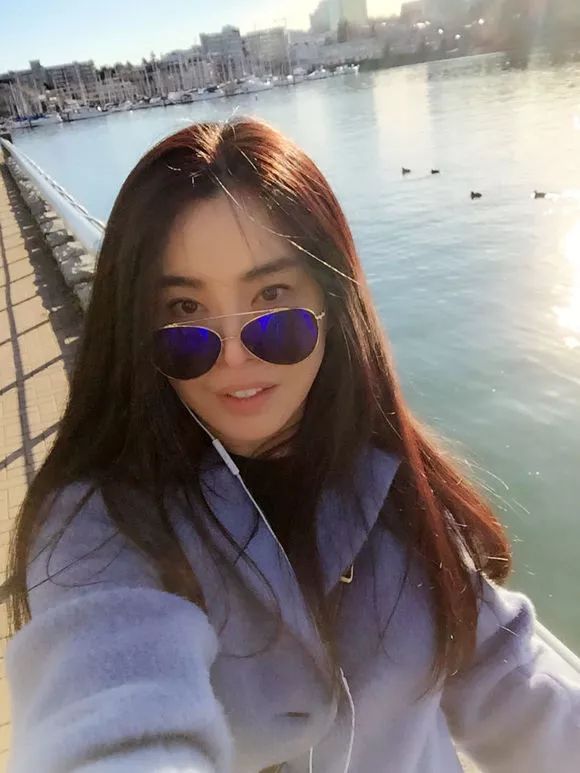 有人45岁还能吊打刘亦菲,有人为亡夫终身不再嫁...那些年的港星都还好吗?