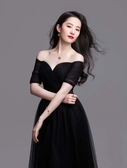 冯女郎出道攀上刘亦菲干爹，街头亲热不惧流言终惹怒刘亦菲！