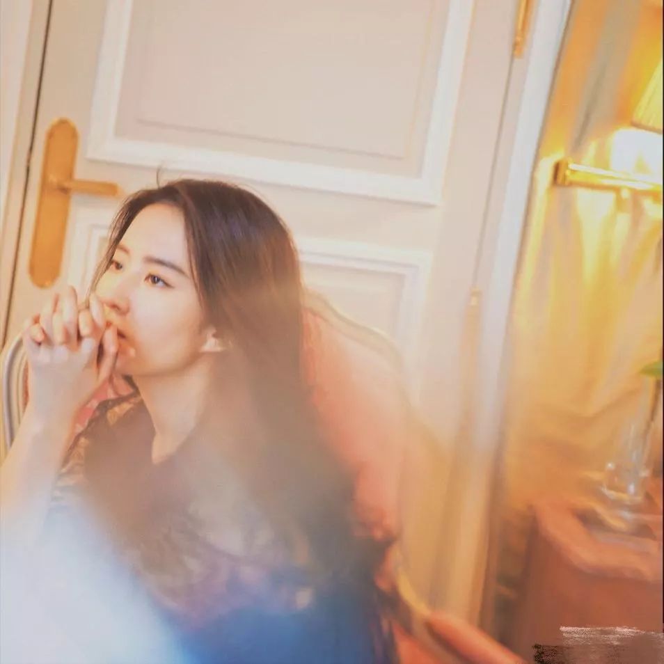 刘亦菲耍大牌?伊能静为她打抱不平,原来真实的刘亦菲是这样的