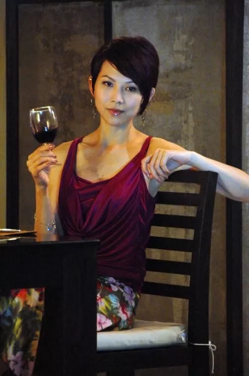 有人45岁还能吊打刘亦菲,有人为亡夫终身不再嫁...那些年的港星都还好吗?