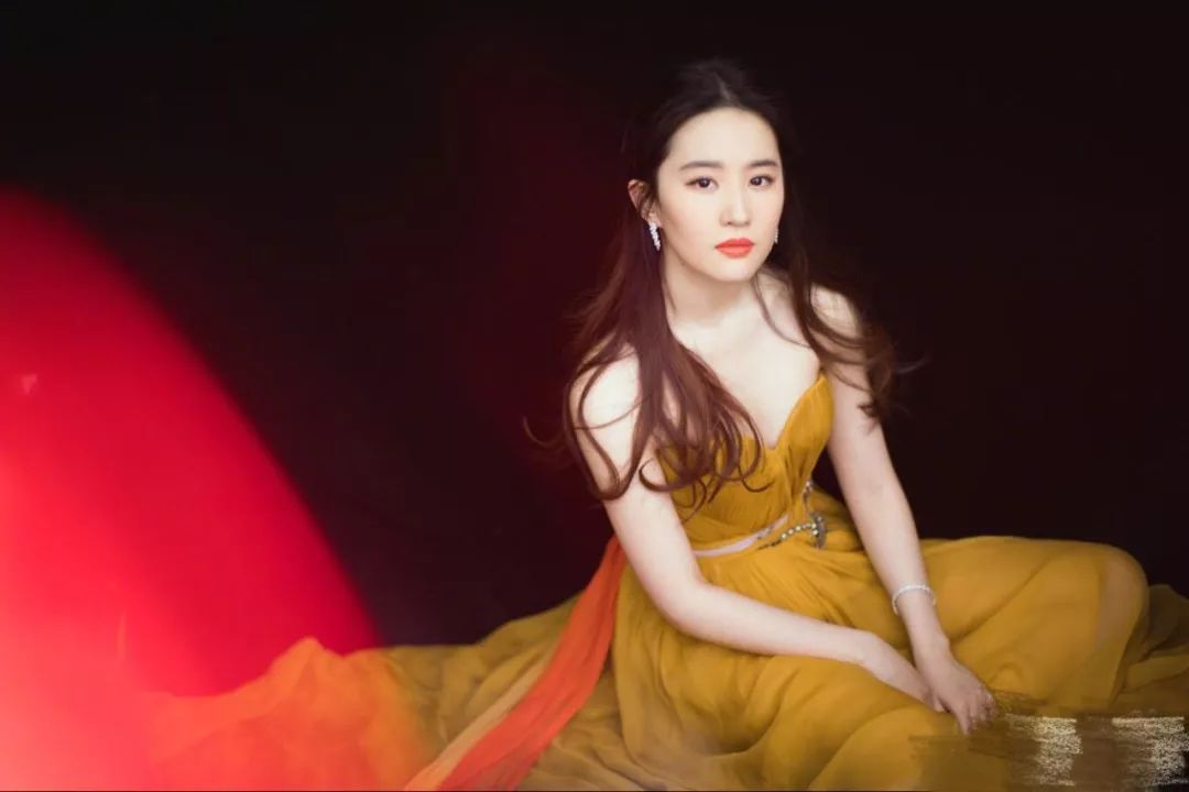 刘亦菲耍大牌?伊能静为她打抱不平,原来真实的刘亦菲是这样的