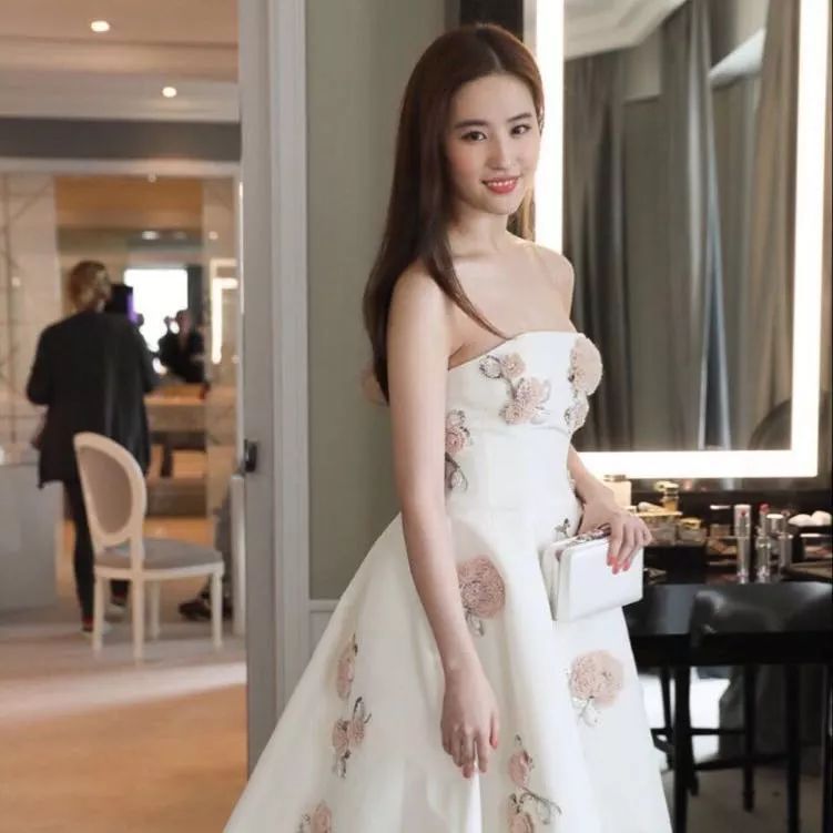 刘亦菲耍大牌?伊能静为她打抱不平,原来真实的刘亦菲是这样的