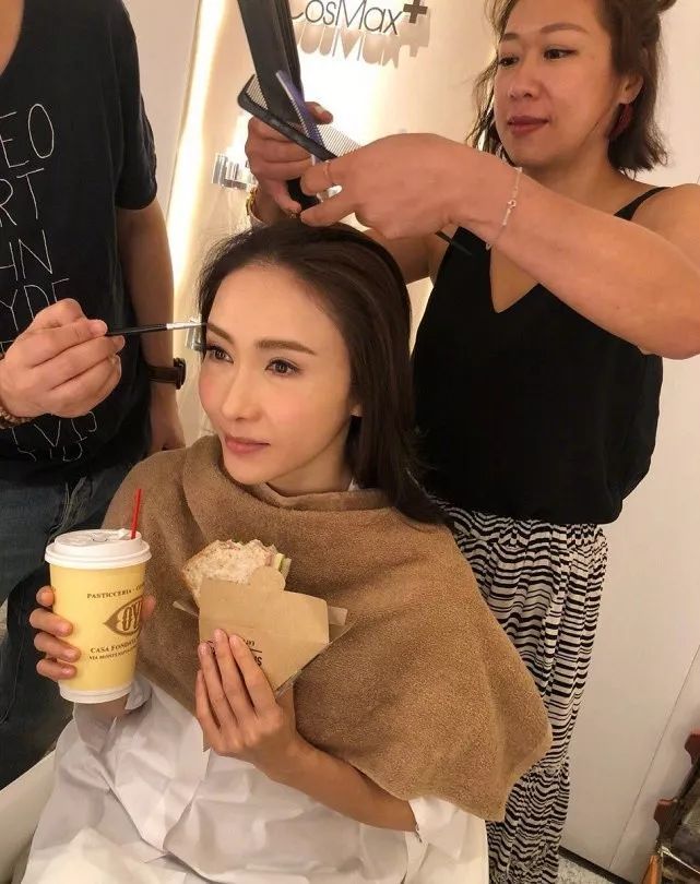 有人45岁还能吊打刘亦菲,有人为亡夫终身不再嫁...那些年的港星都还好吗?