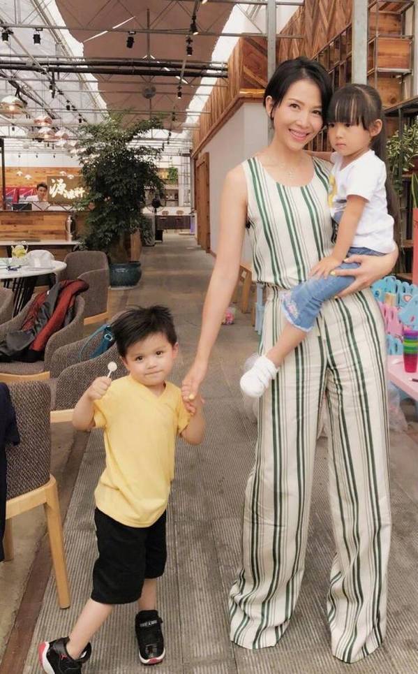 有人45岁还能吊打刘亦菲,有人为亡夫终身不再嫁...那些年的港星都还好吗?