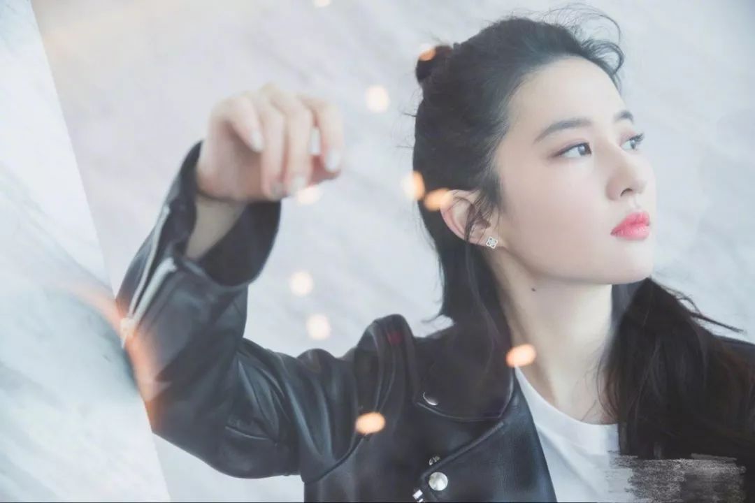 刘亦菲耍大牌?伊能静为她打抱不平,原来真实的刘亦菲是这样的