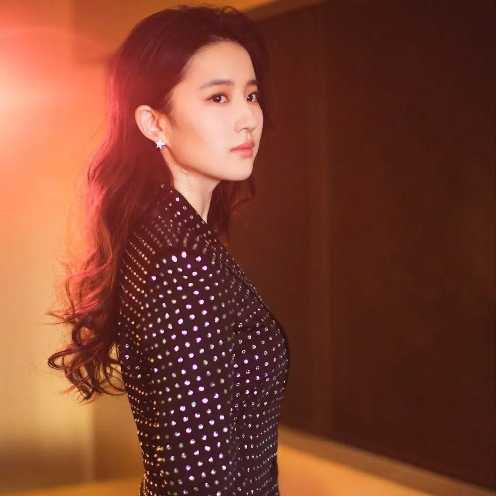 刘亦菲耍大牌?伊能静为她打抱不平,原来真实的刘亦菲是这样的