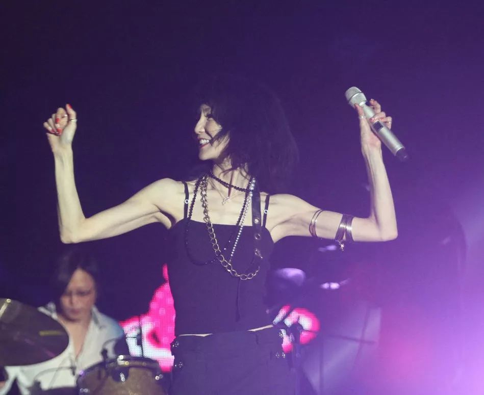 有人45岁还能吊打刘亦菲,有人为亡夫终身不再嫁...那些年的港星都还好吗?