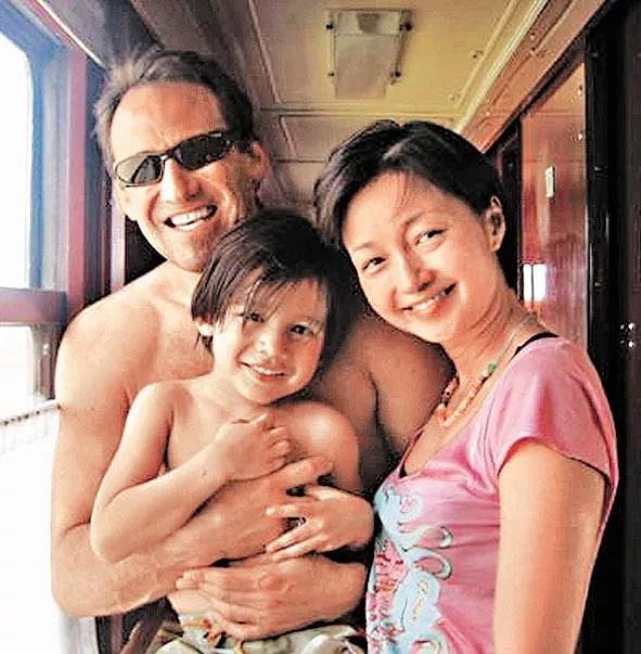 有人45岁还能吊打刘亦菲,有人为亡夫终身不再嫁...那些年的港星都还好吗?